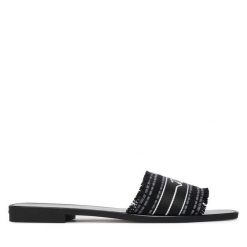 Klapki KARL LAGERFELD. Czarne klapki KARL LAGERFELD, bez wzorów, bez obcasa, bez zapięcia. Za 463.99 zł.