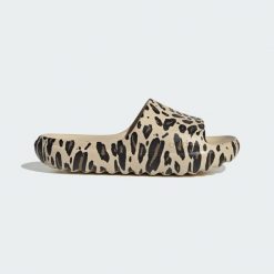KLAPKI ADILETTE LUMIA. Brązowe klapki adidas, bez wzorów, z materiału, klasyczne, bez obcasa, bez zapięcia. Za 129.00 zł.