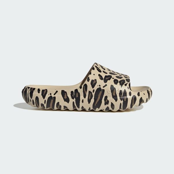 KLAPKI ADILETTE LUMIA. Brązowe klapki adidas, bez wzorów, z materiału, klasyczne, bez obcasa, bez zapięcia. Za 129.00 zł.