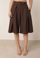 Brązowe Garniturowe Szorty Eleganckie z Szerokimi Nogawkami i Zaszewkami Artessa. Brązowe szorty Born2be, bez wzorów, eleganckie. Za 119.99 zł.