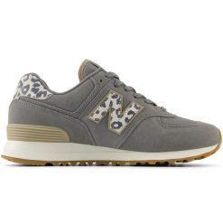 Buty New Balance WL574IJ2 szare. Szare buty treningowe bez wzorów, z bawełny, bez zapięcia. Za 668.70 zł.