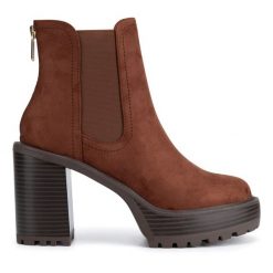Botki Nine West. Brązowe botki Nine West, bez wzorów, bez obcasa, na słupku, bez zapięcia. Za 179.99 zł.
