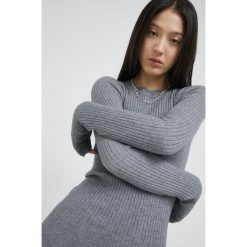 Noisy May sukienka kolor szary mini dopasowana. Szare sukienki Noisy May, l, bez wzorów, z dzianiny, bez kołnierzyka, bez ramiączek, maxi, dopasowane. Za 159.99 zł.