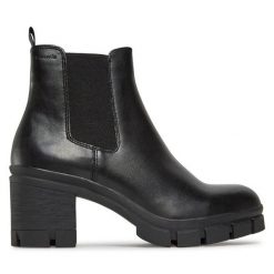 Sztyblety Tamaris. Czarne botki Tamaris, bez wzorów, bez obcasa, na słupku, bez zapięcia. Za 239.99 zł.