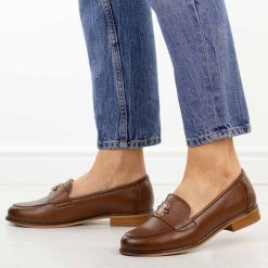 Brązowe skórzane mokasyny damskie Potocki 19382. Brązowe mokasyny POTOCKI, z aplikacjami, z jeansu, z okrągłym noskiem. Za 229.00 zł.