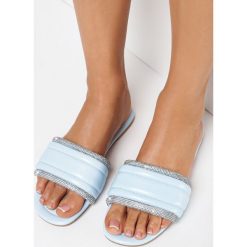 Jasnoniebieskie Klapki Tymandros. Niebieskie klapki Born2be, z aplikacjami, ze skóry ekologicznej, glamour, bez obcasa, na płaskiej podeszwie, bez zapięcia. W wyprzedaży za 37.49 zł.