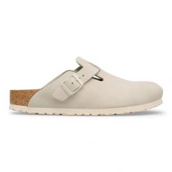 BIRKENSTOCK Boston LEVE Oyster Klapki damskie. Białe klapki Birkenstock, bez wzorów, z weluru, klasyczne, bez obcasa, bez zapięcia. Za 529.99 zł.