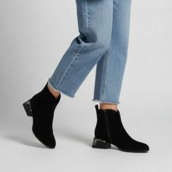 Botki damskie S. Barski, ocieplane futerkiem z zamszową cholewką i na klocku, czarne, CR52-648. Czarne botki S.BARSKI, bez wzorów, z jeansu, biznesowe, bez obcasa, na obcasie, bez zapięcia. Za 299.00 zł.