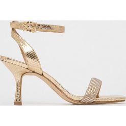 MICHAEL Michael Kors sandały Carrie kolor złoty. Żółte sandały MICHAEL Michael Kors, bez wzorów, z materiału, bez obcasa, na obcasie, bez zapięcia. Za 759.99 zł.
