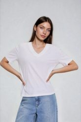 Bawełniana bluzka z dekoltem w serek biała. Białe bluzki MOODO, m, bez wzorów, z bawełny, bez kołnierzyka, bez ramiączek. Za 39.99 zł.