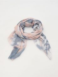 Wzorzysty szal z wiskozy - pastelowy róż. Czerwone szaliki i kominy Reserved, bez wzorów, z wiskozy. W wyprzedaży za 45.99 zł.