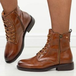 Brązowe skórzane botki damskie T.Sokolski 258. Brązowe botki Sokolski, bez wzorów, z dzianiny, eleganckie, z okrągłym noskiem, bez obcasa, na obcasie, bez zapięcia. Za 259.00 zł.