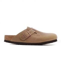 Klapki damskie Birkenstock Boston. Brązowe klapki Birkenstock, bez wzorów, z materiału, bez obcasa, bez zapięcia. Za 592.65 zł.