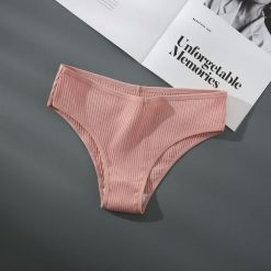 Figi z prążkowanego materiału średni stan Betti. Czerwone figi Intica, bez wzorów, prążkowane. Za 49.00 zł.