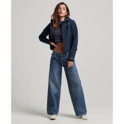 Kurtka softshell damska z kapturem wodoodporna Superdry Code Trekker. Niebieskie kurtki Superdry, bez wzorów, z softshellu, z kapturem. W wyprzedaży za 391.25 zł.