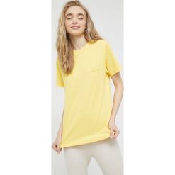 Tommy Jeans t-shirt bawełniany kolor żółty. Żółte t-shirty Tommy Jeans, z aplikacjami, z bawełny, bez kołnierzyka, bez ramiączek. W wyprzedaży za 134.99 zł.