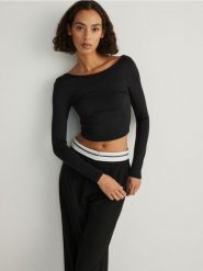 Bluzka o dopasowanym kroju - czarny. Czarne bluzki Reserved, l, bez wzorów, z dzianiny, bez kołnierzyka, bez ramiączek. W wyprzedaży za 39.99 zł.