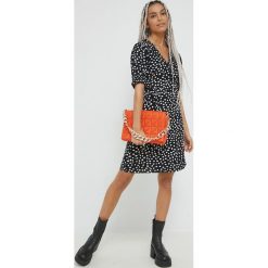 Pieces sukienka kolor czarny mini rozkloszowana. Czarne sukienki Pieces, l, bez wzorów, z wiskozy, bez kołnierzyka, bez ramiączek, mini, rozkloszowane. W wyprzedaży za 124.99 zł.