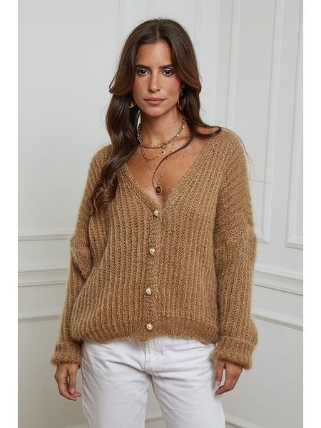 L'armoire de Suzette Kardigan w kolorze karmelowym rozmiar: 38/40. Brązowe swetry L'armoire de Suzette, l, bez wzorów, ze splotem, klasyczne, bez ramiączek. Za 135.81 zł.