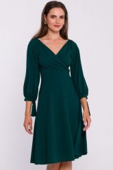 Rozkloszowana sukienka z kopertowym dekoltem zielona. Zielone sukienki Stylove, s, bez wzorów, wizytowe, bez kołnierzyka, bez ramiączek, kopertowe. Za 349.00 zł.