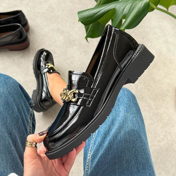 Czarne lakierowane skórzane mokasyny damskie DiA 52-180. Czarne mokasyny DiA, bez wzorów, z jeansu, z okrągłym noskiem. Za 359.00 zł.