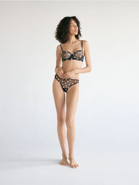 Majtki typu stringi z haftem - czarny. Czarne stringi Reserved, bez wzorów. Za 39.99 zł.