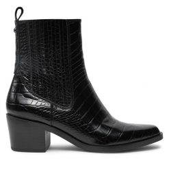 Botki Tamaris. Czarne botki Tamaris, bez wzorów, bez obcasa, na słupku, bez zapięcia. Za 229.99 zł.