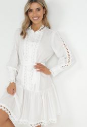 Biała Sukienka Midi ze Stójką Perłowymi Guzikami i Wiązanym Paskiem Fenya. Białe sukienki Born2be, m, w ażurowe wzory, bez kołnierzyka, bez ramiączek, midi, rozkloszowane. W wyprzedaży za 174.99 zł.