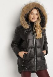 Czarna Kurtka z Pikowanymi Przeszyciami i Kapturem z Futrem Azinga. Czarne kurtki Born2be, plus size, bez wzorów, z dzianiny, eleganckie. Za 219.99 zł.