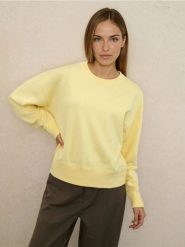 Sweter basic z wiskozą - żółty. Żółte swetry Sinsay, l, bez wzorów, z wiskozy, bez ramiączek. Za 49.99 zł.