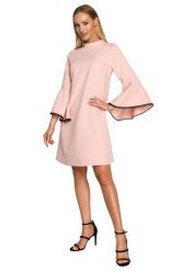 Elegancka sukienka trapezowa z bufiastymi rękawami z falbanami pudrowa. Sukienki MOE, m, bez wzorów, eleganckie, bez kołnierzyka, bez ramiączek, trapezowe. Za 259.00 zł.