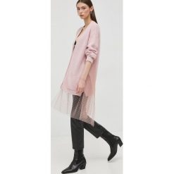 Red Valentino kardigan z domieszką wełny damski kolor różowy. Czerwone swetry Red Valentino, m, bez wzorów, z wełny, bez ramiączek. W wyprzedaży za 1,479.90 zł.