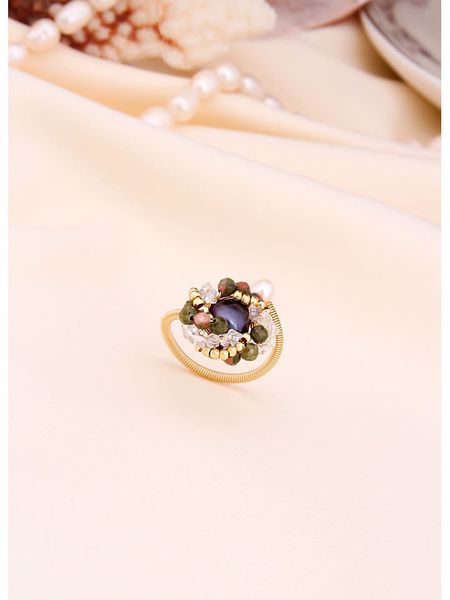 L'Atelier de Gaia Pozłacany pierścionek z perłą i cyrkoniami rozmiar: onesize. Różowe pierścionki L'Atelier de Gaia, z cyrkonią, pozłacane. Za 109.00 zł.