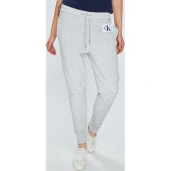 Calvin Klein Jeans - Spodnie. Szare spodnie materiałowe Calvin Klein Jeans, bez wzorów, z bawełny, casualowe, z podwyższonym stanem. W wyprzedaży za 299.90 zł.