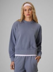 4F Bluza dresowa regular bez kaptura damska - denim XS. Niebieskie bluzy 4f, uniwersalny, bez wzorów, z denimu, klasyczne, bez ramiączek, bez kaptura. Za 149.99 zł.