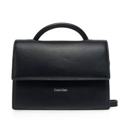 Torebka Calvin Klein. Czarne torebki klasyczne Calvin Klein, bez wzorów, klasyczne, bez dodatków. Za 319.99 zł.