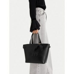 Torebka Nine West. Czarne torebki klasyczne Nine West, bez wzorów, klasyczne, bez dodatków. Za 349.99 zł.