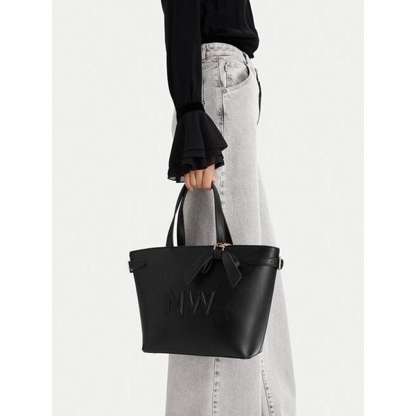 Torebka Nine West. Czarne torebki klasyczne Nine West, bez wzorów, klasyczne, bez dodatków. Za 166.99 zł.