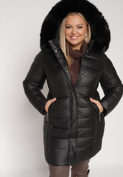 Czarna Długa Kurtka Pikowana z Odpinanym Kapturem i Futerkiem Retelma. Czarne kurtki Born2be, plus size, bez wzorów, z futra. Za 339.99 zł.