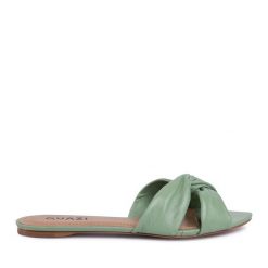 Klapki QUAZI. Zielone klapki QUAZI, bez wzorów, bez obcasa, bez zapięcia. Za 239.99 zł.