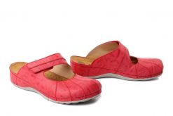 DR. BRINKMANN 700763-04 rot, klapki damskie. Czerwone klapki Dr. Brinkmann, bez wzorów, ze skóry, bez obcasa, bez zapięcia. Za 280.42 zł.