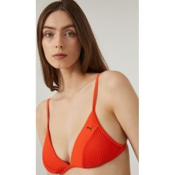 Puma biustonosz kąpielowy 935509 kolor pomarańczowy usztywniona miseczka. Brązowe bikini Puma, bez wzorów, z dzianiny. W wyprzedaży za 77.99 zł.
