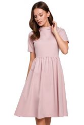 Elegancka rozkloszowana sukienka z wywiniętą stójką różowa. Czerwone sukienki Sukienki.shop, do pracy, m, bez wzorów, biznesowe, bez kołnierzyka, bez ramiączek, rozkloszowane. Za 289.00 zł.