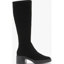 Czarne kozaki z elastyczną cholewką SANDRA. Czarne kozaki Ryłko, bez wzorów, z nubiku, bez obcasa, na obcasie, bez zapięcia. Za 349.99 zł.