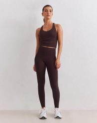 Damskie legginsy wysokostanowe uciskowe invisible scrunch Sculpting brązowe. Brązowe legginsy AIM'N, bez wzorów, z elastanu, długie. Za 523.00 zł.