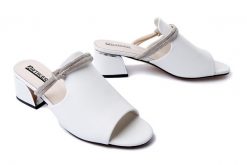 ARTIKER RELAKS 52C2518 biało-srebrny, klapki damskie. Białe klapki Artiker Relaks, bez wzorów, ze skóry, bez obcasa, na obcasie, bez zapięcia. Za 224.90 zł.