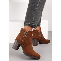 Brązowe Botki na Słupku z Frędzlami Taces. Brązowe botki Renee, z aplikacjami, z dzianiny, boho, z okrągłym noskiem, za kostkę, bez obcasa, na obcasie, bez zapięcia. W wyprzedaży za 151.99 zł.