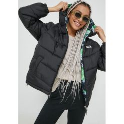 Fila kurtka dwustronna damska kolor czarny zimowa. Czarne kurtki Fila, na zimę, l, bez wzorów, z kapturem. W wyprzedaży za 429.99 zł.