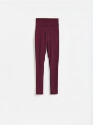 Gładkie legginsy - mahoniowy. Brązowe legginsy Reserved, bez wzorów, z dzianiny. Za 89.99 zł.