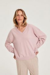 Bluza z dekoltem w serek różowa. Czerwone bluzy MOODO, l, bez wzorów, z bawełny, bez ramiączek, bez kaptura. Za 89.99 zł.